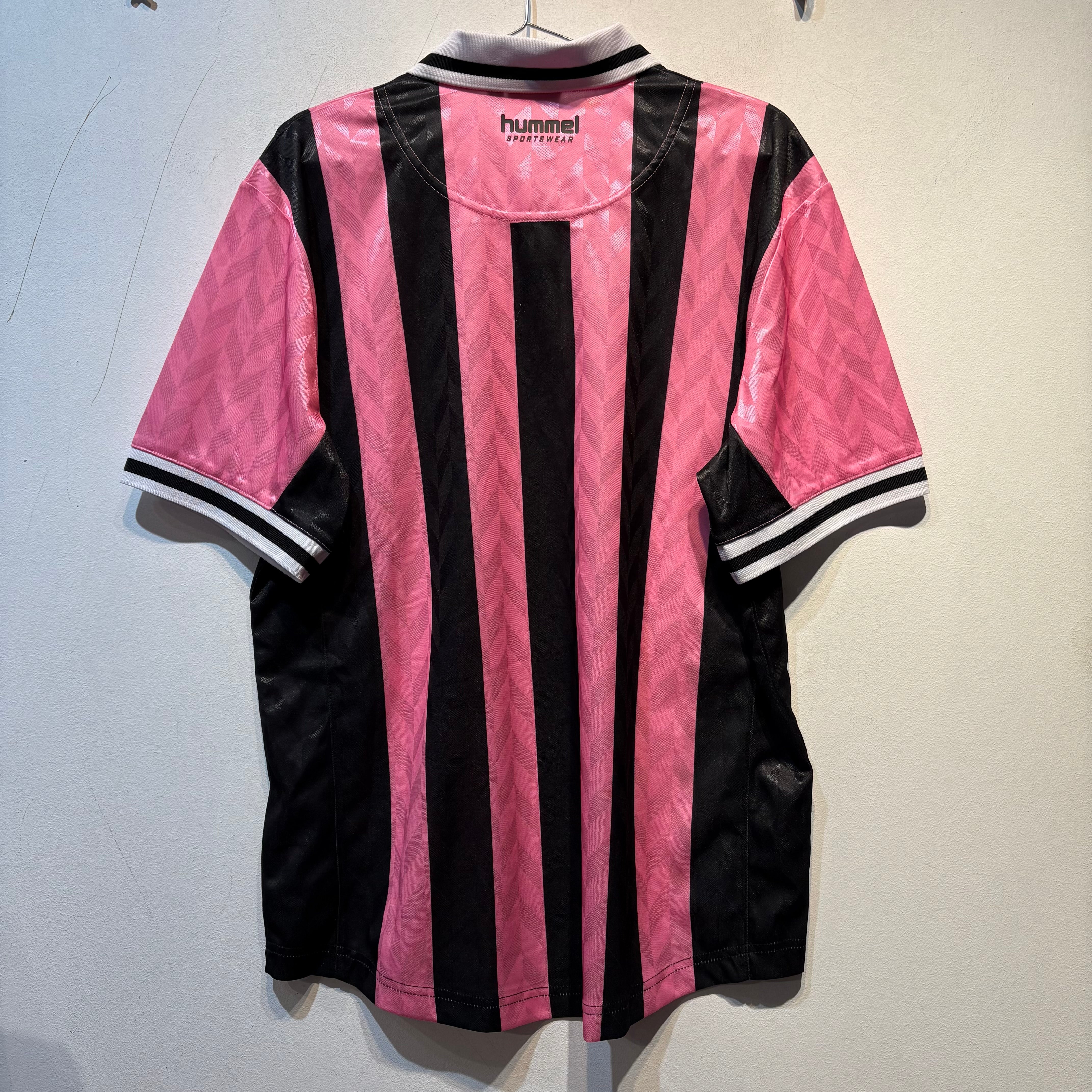 Hummel x Peanuts Striped Football Jersey – Pink/Black – Small